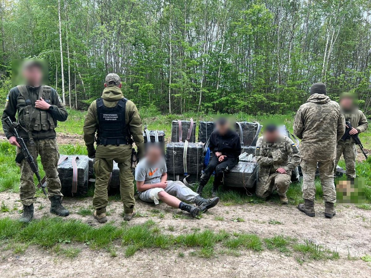 На Буковині контрабандист сигарет вдягнув форму ЗСУ для маскування