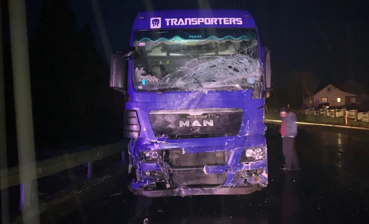 У карпатському селі на Львівщині мікроавтобус в’їхав у вантажівку, є загиблий