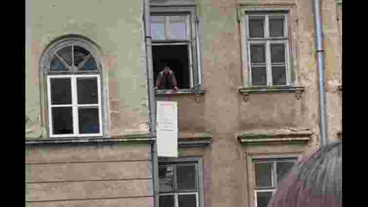 Під час ремонту у Львівській облраді старі двері викинули прямо з вікна