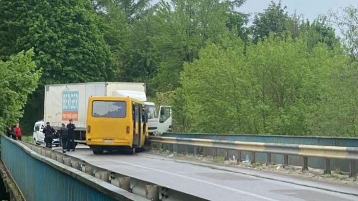 У ДТП автобуса і вантажівки на Львівщині постраждали десятеро людей