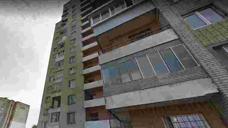 З вікна львівської багатоповерхівки випала жінка