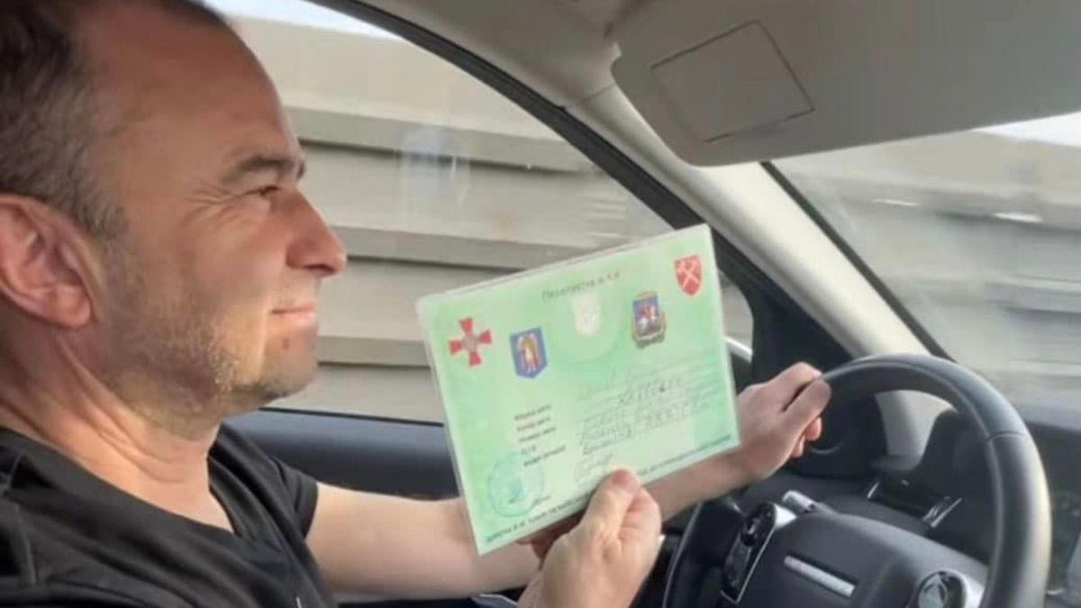 Поліція конфіскувала спецперепустку співака Віктора Павліка, якою хвалилась його дружина