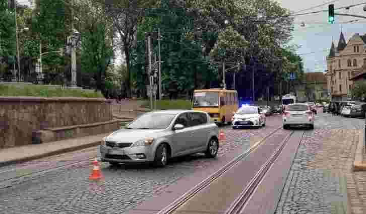 На переході у центрі Львова авто збило 11-річну дівчину