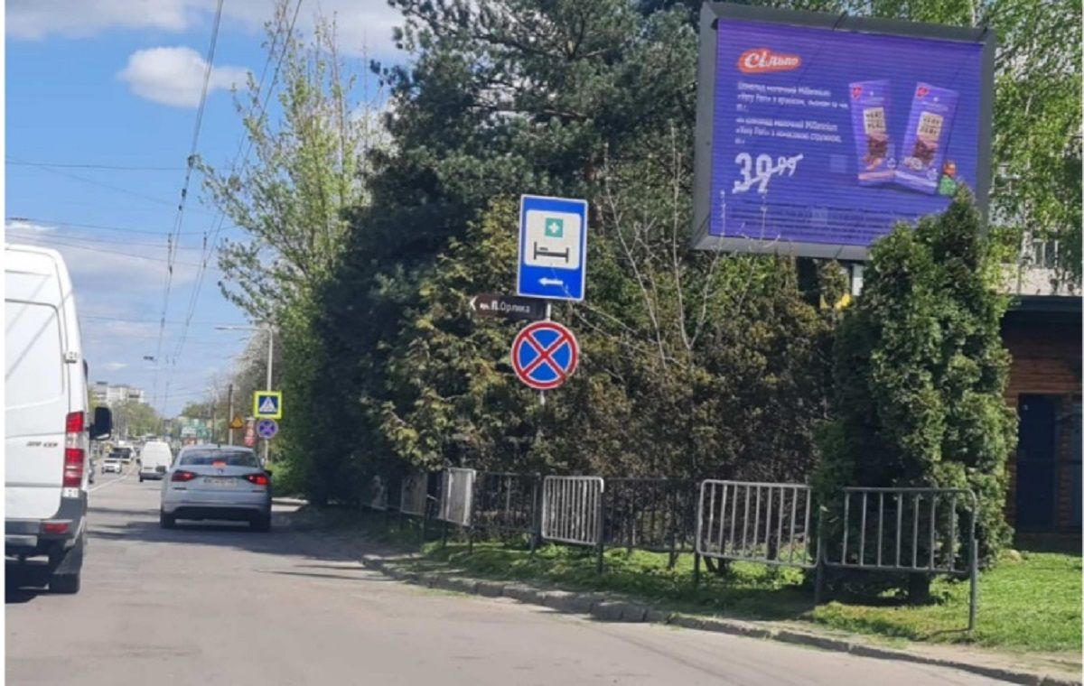На деяких вулицях у Львові демонтують турнікетну огорожу