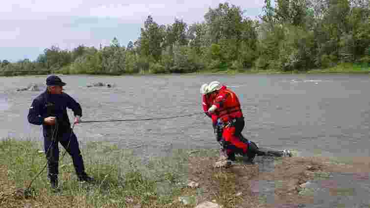 На Буковині з Прута рятувальники витягнули потопельницю
