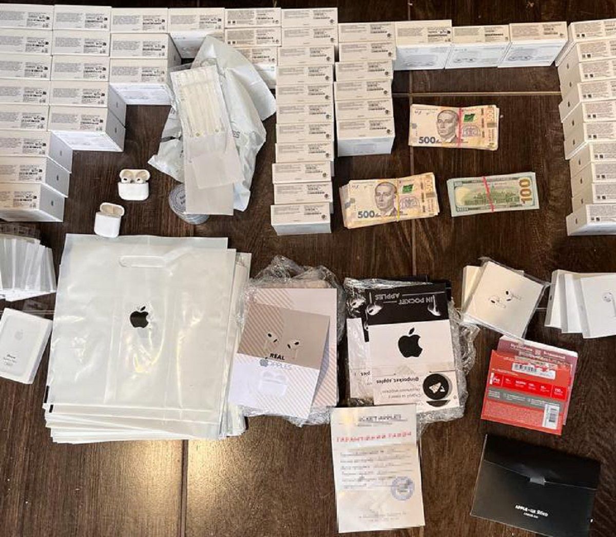 Троє мешканців Львівщини продавали в інтернеті фальшиву техніку Apple