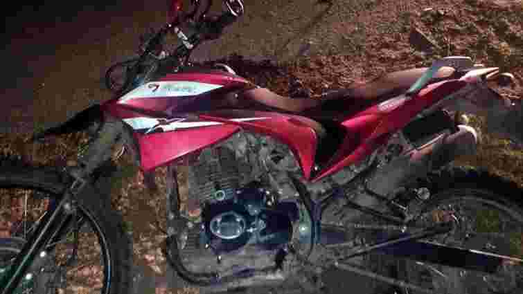На Хмельниччині п'яний мотоцикліст в'їхав у дорожній знак, пасажир загинув