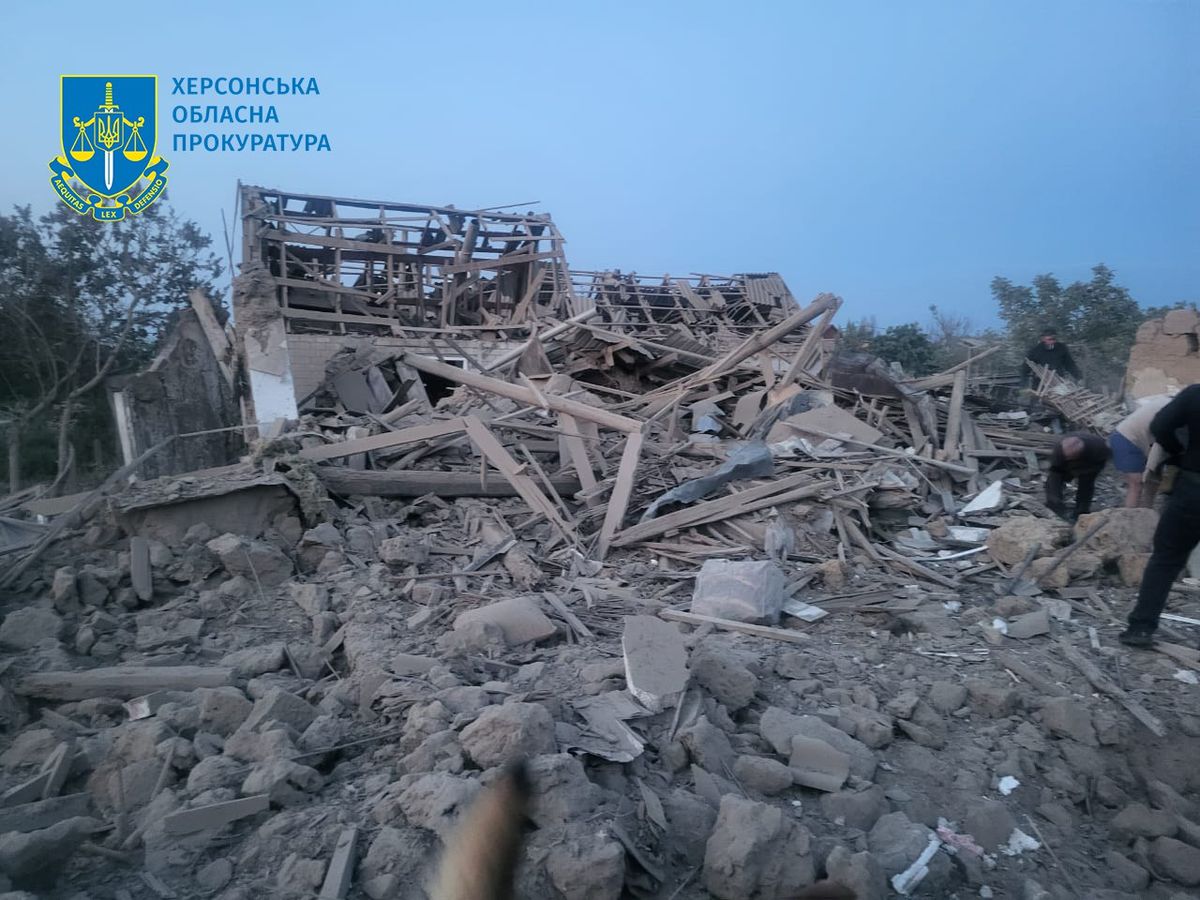 Двоє людей загинули від авіаудару росіян по Бериславу