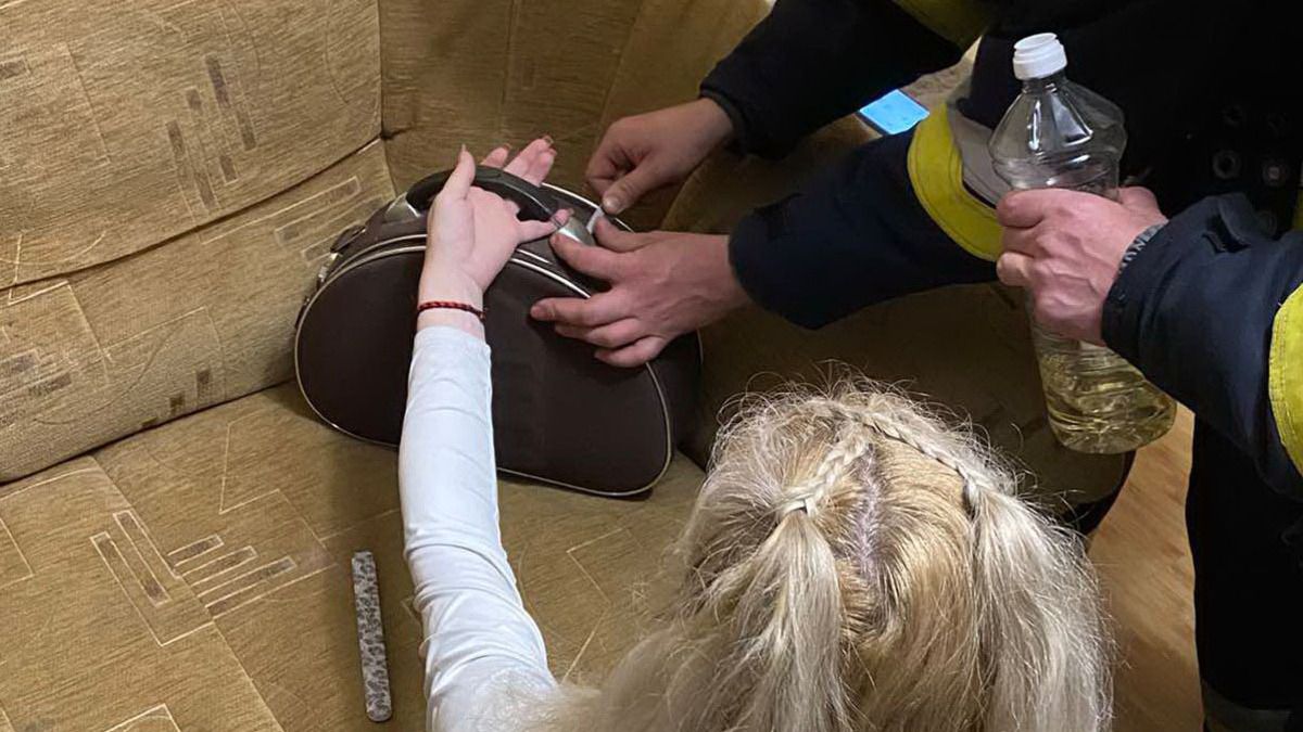 Трускавчанка викликала рятувальників, бо її палець застряг в ручці сумки