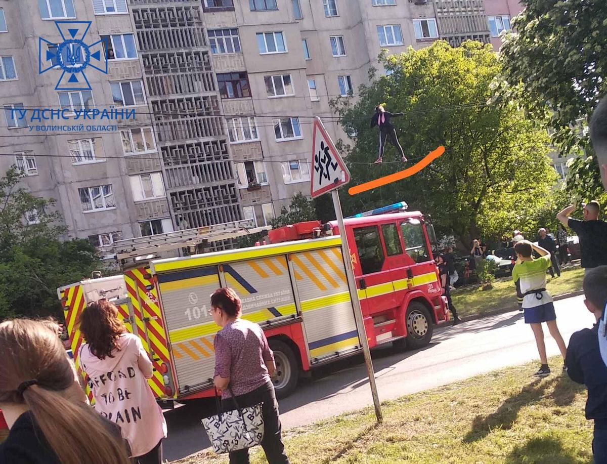 У Луцьку рятувальники зняли 24-річну жінку з дротів електропостачання