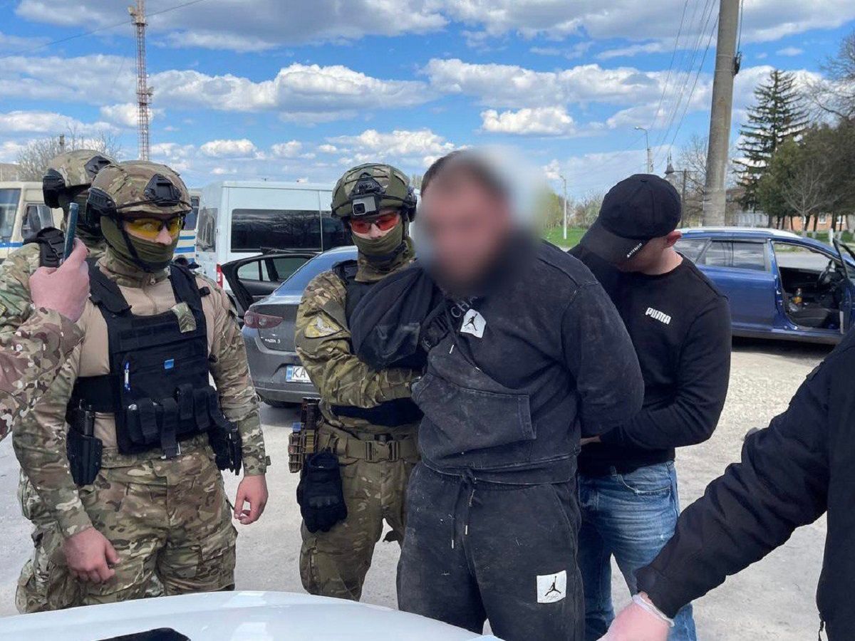 На Хмельниччині затримали двох розбійників, які грабували і катували людей