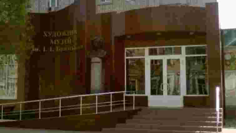 Російські загарбники розкрадають художній музей у Бердянську