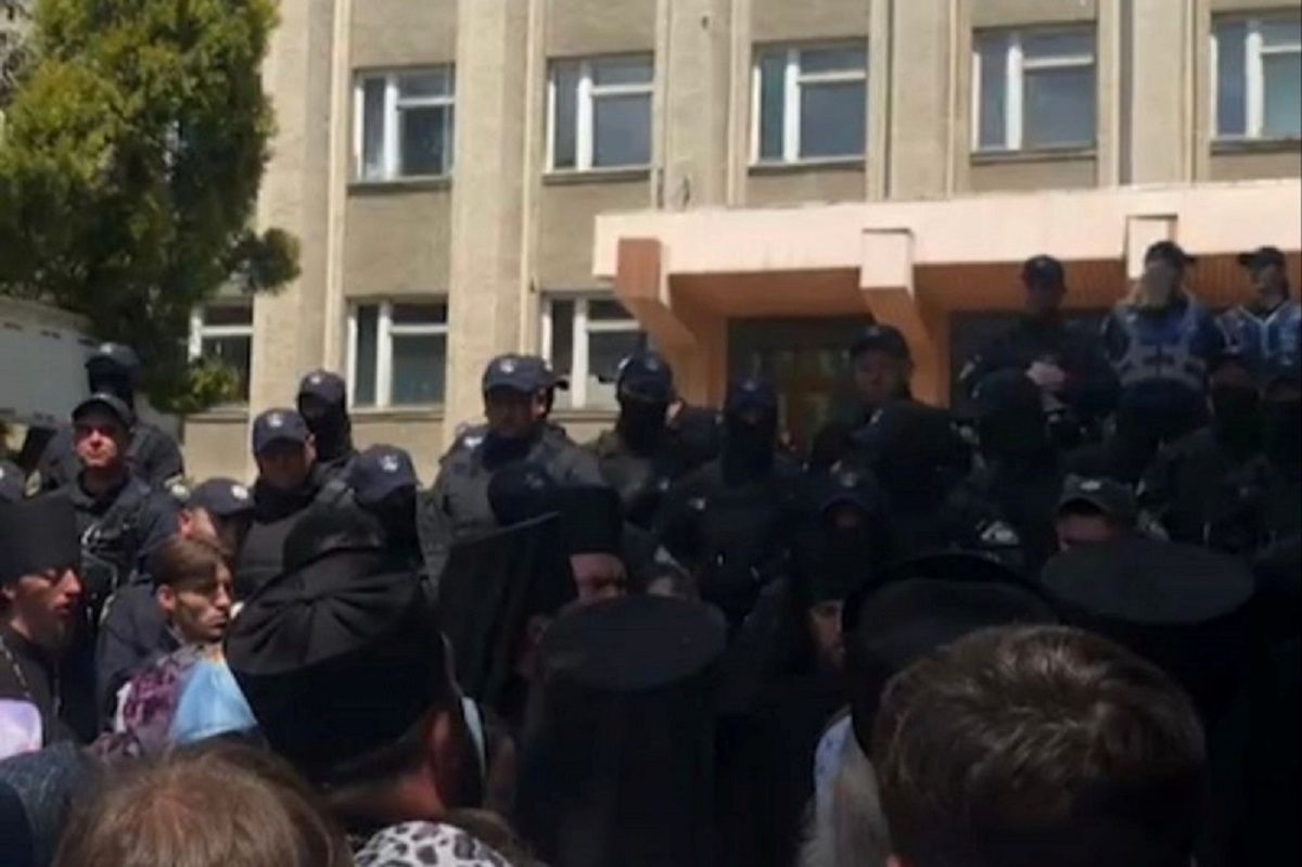 Віряни УПЦ МП в Чернівцях вийшли на протест проти арешту митрополита Лонгина