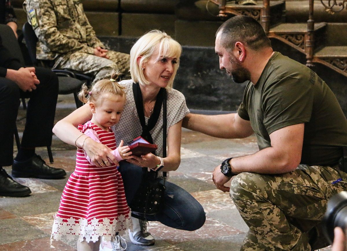 У Львові родинам загиблих бійців королівської бригади вручили ордени «Хрест Героя»