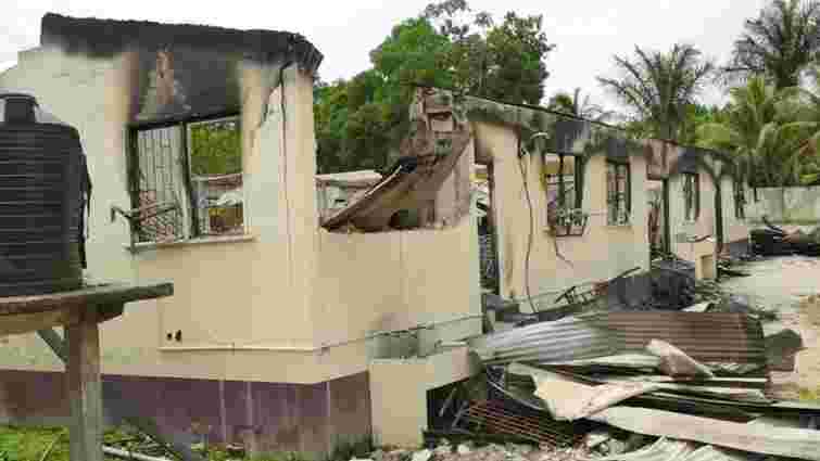 Через конфіскований телефон школярка в Гаяні підпалила гуртожиток, 19 загиблих