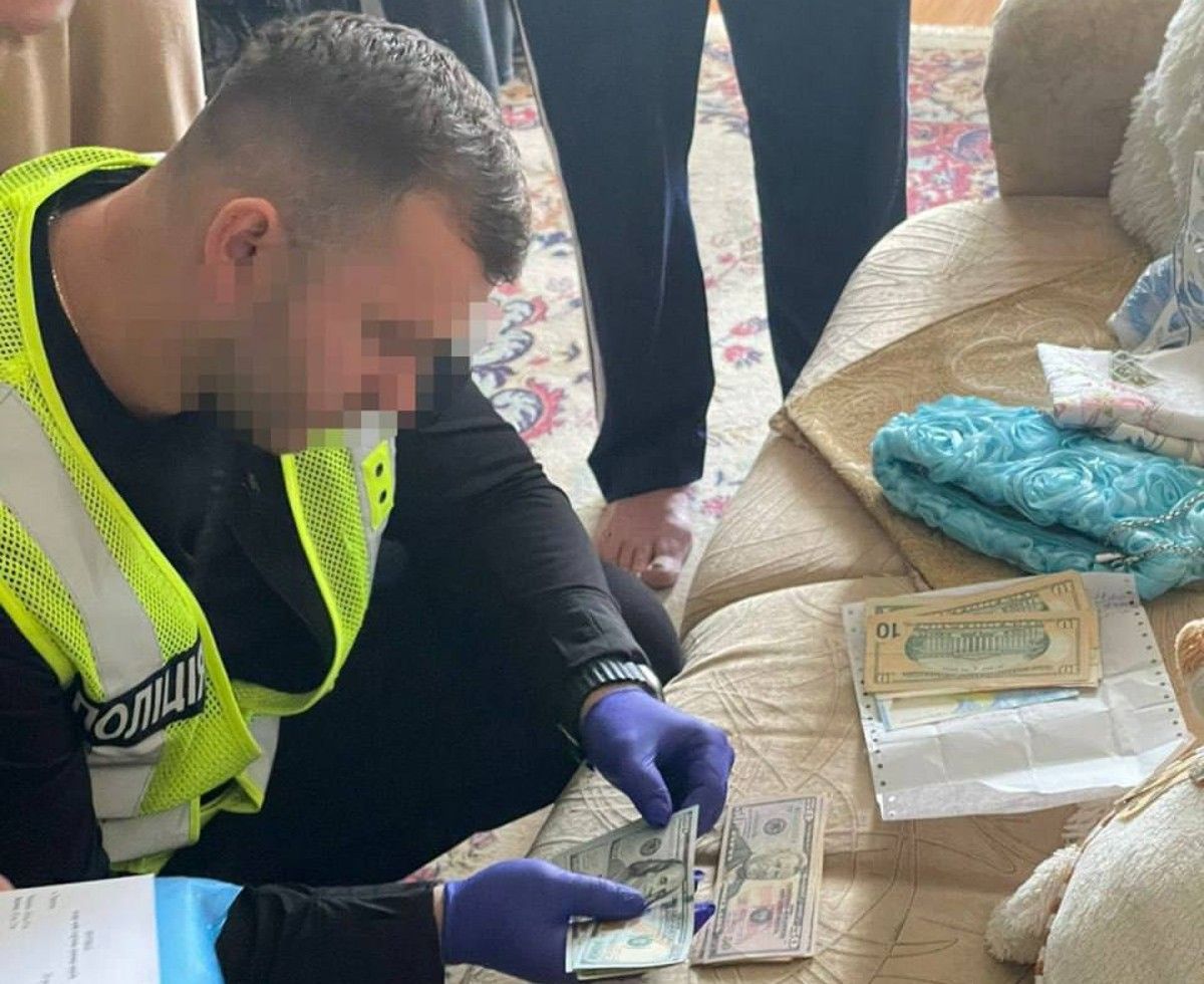 Працівниця міграційної служби Тернопільщини за $6000 допомагала отримати документи ухилянту