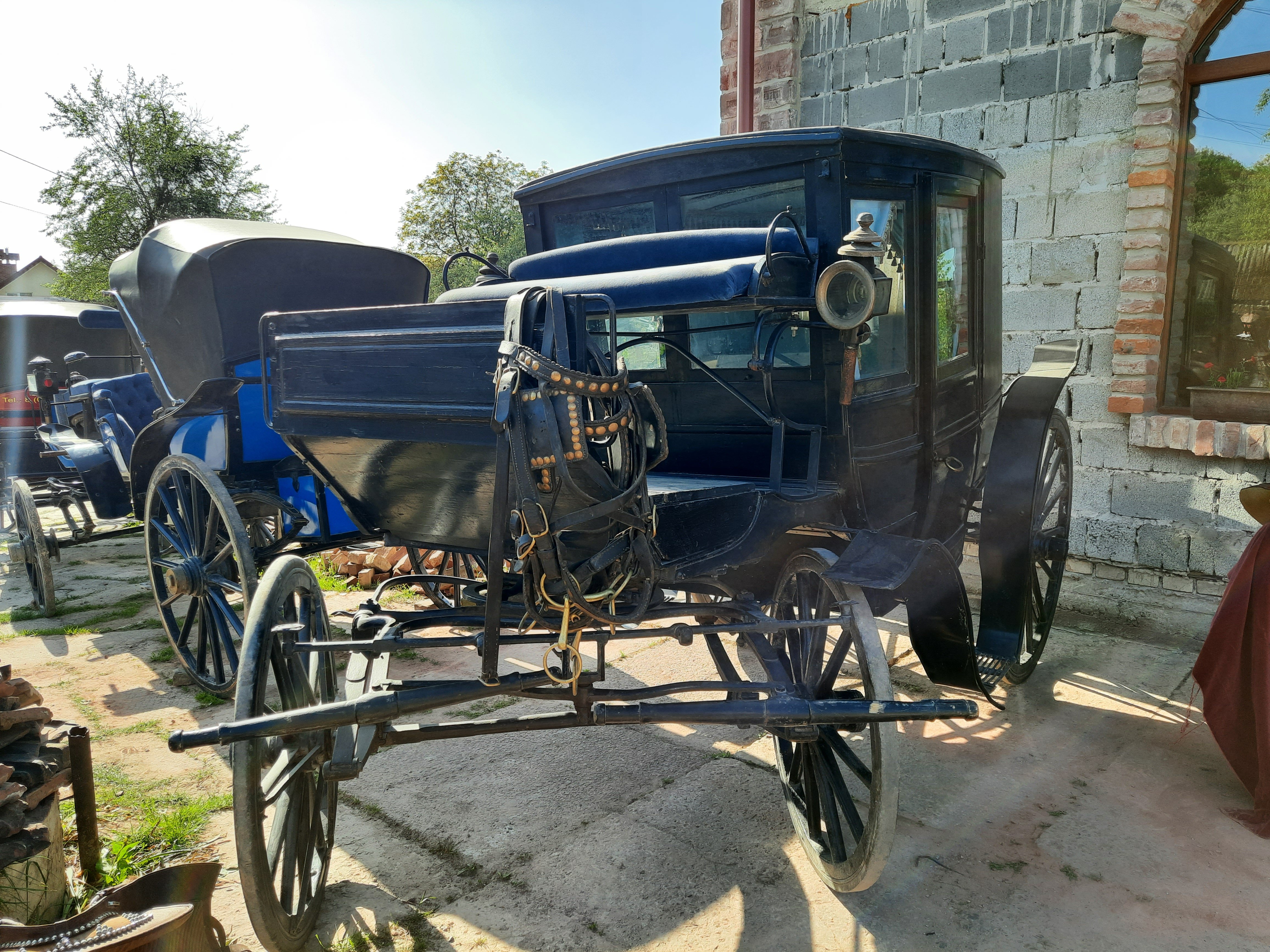 Карета Адама із серіалу «Кава з кардамоном»