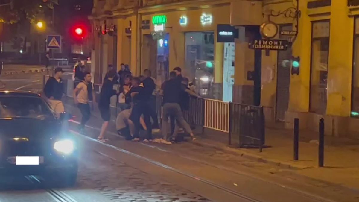Уночі у центрі Львова трапилась масова бійка