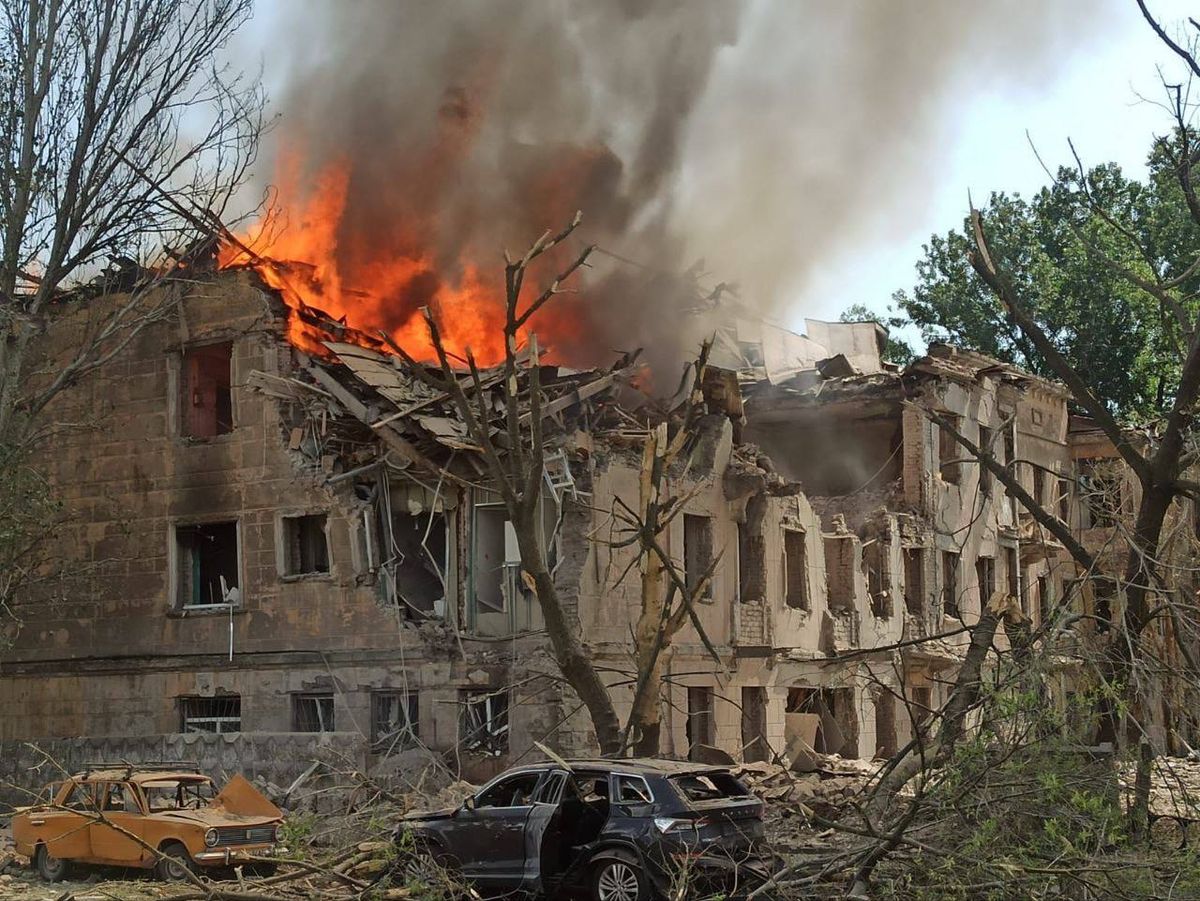 Внаслідок обстрілу лікарні у Дніпрі постраждало 30 людей та двоє загинули