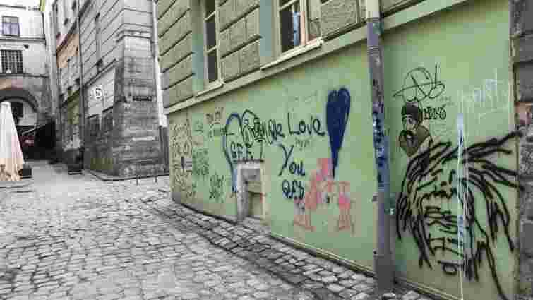 Художника з Кропивницького оштрафували за малюнки на львівських кам'яницях