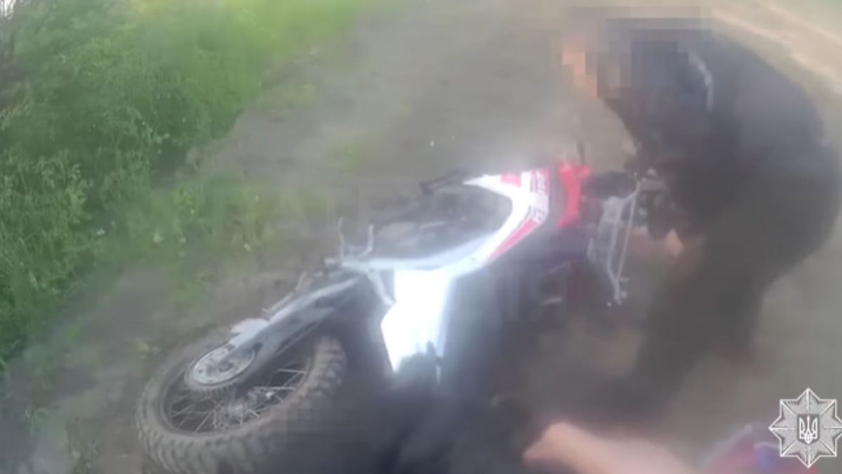 У Львові п'яний мотоцикліст втікав від патрульних і застряг у багні