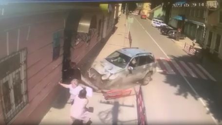 В Яворові п’яна водійка автомобіля збила на тротуарі поліцейську
