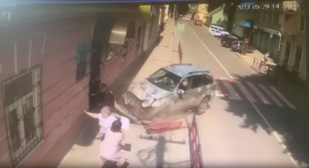 В Яворові п’яна водійка автомобіля збила на тротуарі поліцейську