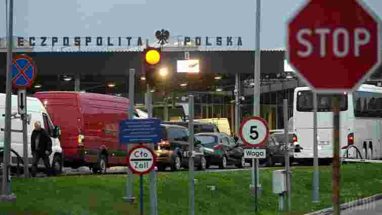 Польща заборонила рух російських та білоруських вантажівок через її кордон 