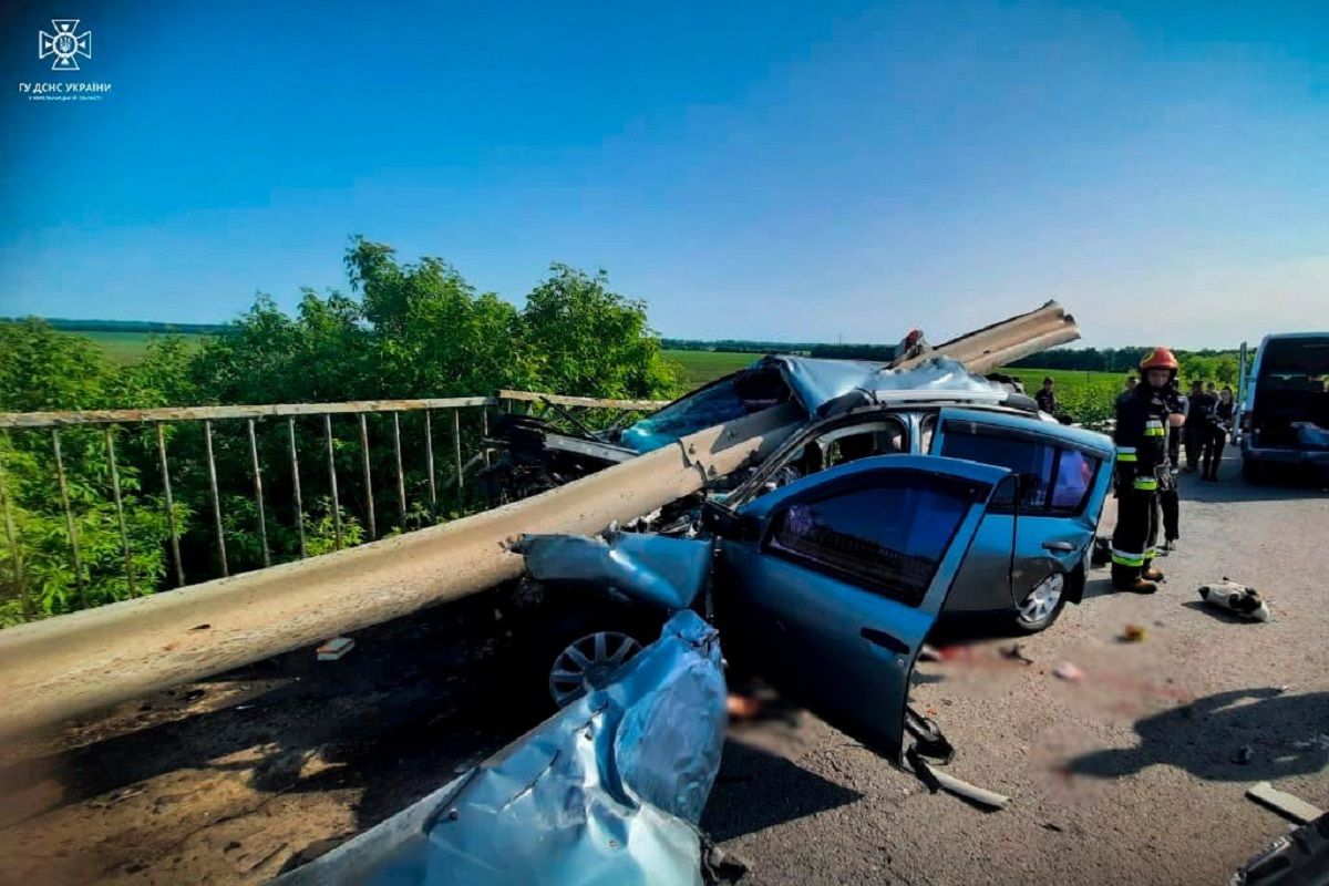 Біля Старокостянтинова авто наштрикнулось на відбійник, двоє загиблих