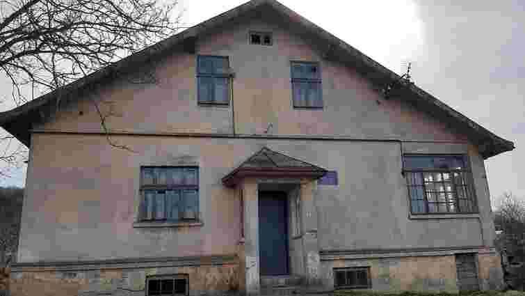 Закинуті будівлі дільничної лікарні в Бібрці продали за понад мільйон гривень