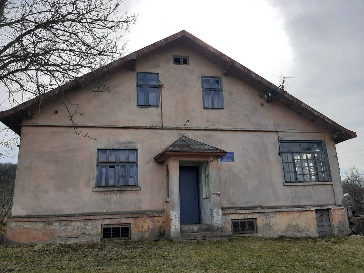 Закинуті будівлі дільничної лікарні в Бібрці продали за понад мільйон гривень