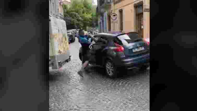 Поліцейські спіймали водія легковика після конфлікту з велопатрульним у центрі Львова