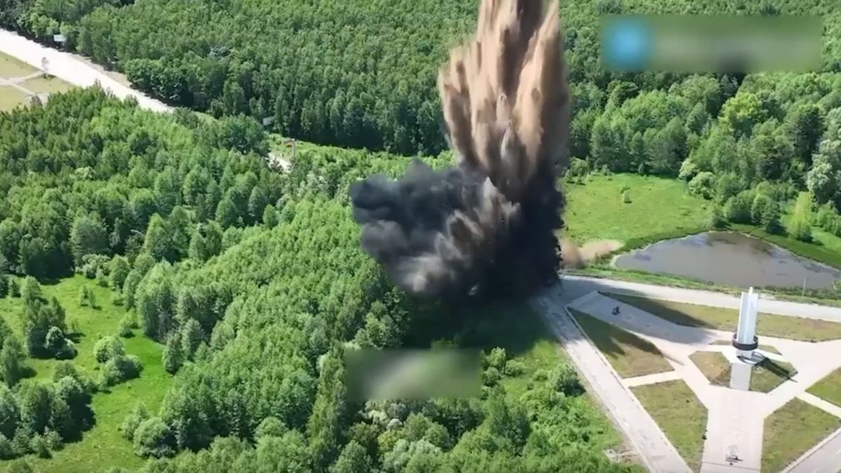 Росіяни підірвали дорогу на кордоні, побоюючись українського контрнаступу 