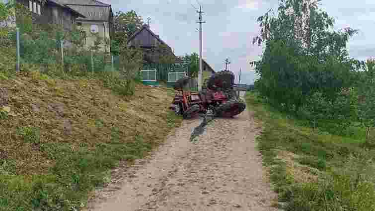 На Тернопільщині в ДТП трактор на смерть причавив водія