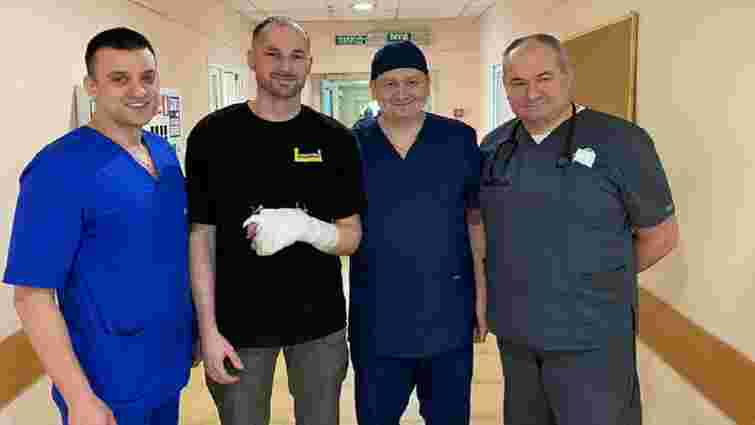 Хірурги врятували 25-річному бійцю зі Львова розтрощену руку