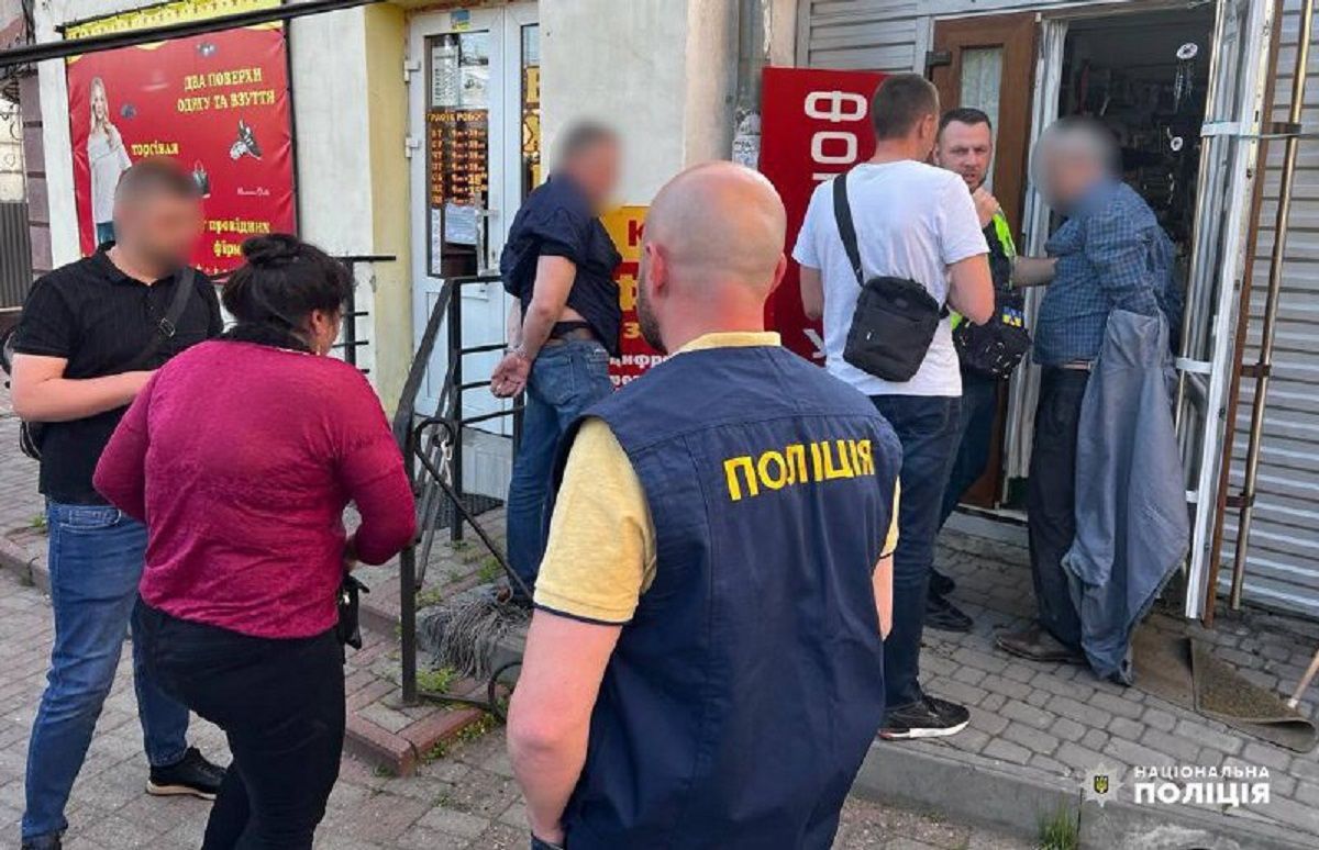 Поліція затримала двох вимагачів, які вибивали неіснуючий борг з буковинця