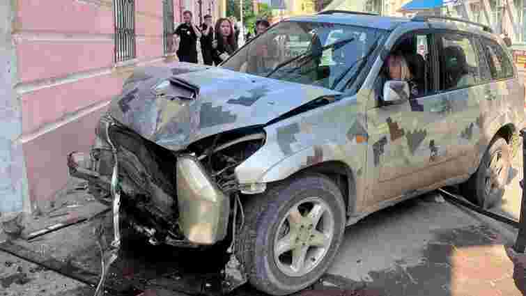 Суд арештував на два місяці водійку, яка нетверезою збила поліцейську у Яворові