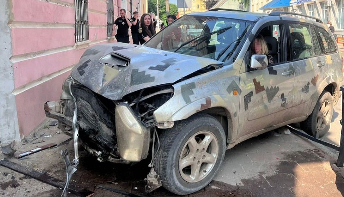 Суд арештував на два місяці водійку, яка нетверезою збила поліцейську у Яворові