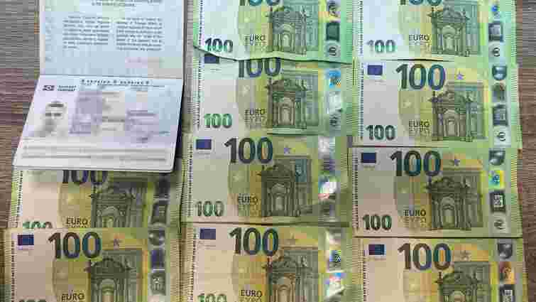 На Буковині чоловік пропонував прикордонникам 1000 євро за повернення в Україну