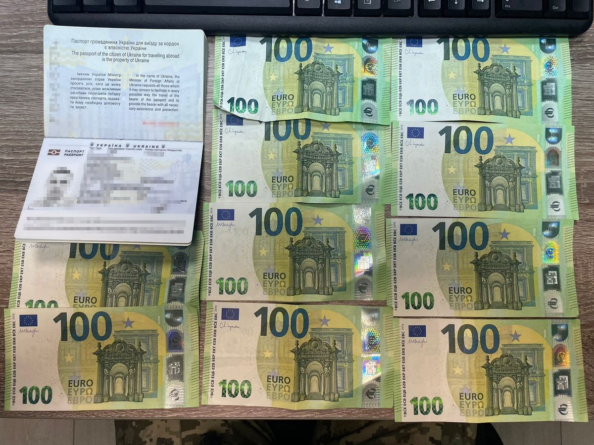 На Буковині чоловік пропонував прикордонникам 1000 євро за повернення в Україну
