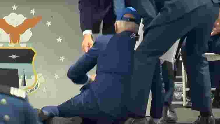 Джо Байден впав на сцені на зустрічі з військовими курсантами
