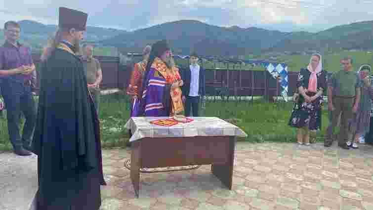 Скандальний митрополит УПЦ МП Никита заклав камінь на новий храм на місці згарища