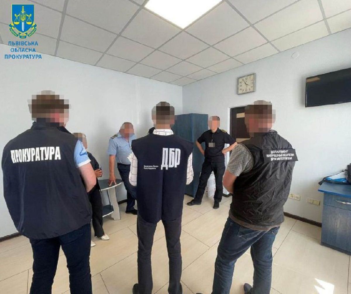 Шестеро львівських митників незаконно оформили нульове розмитнення для 41 авто