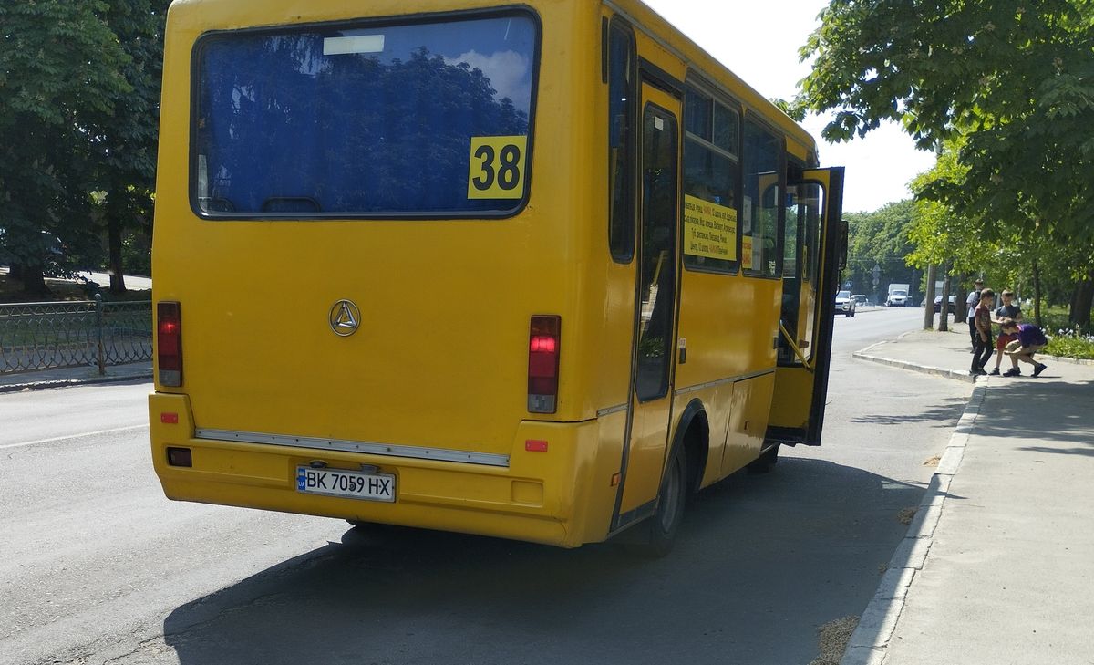 У Рівному звільнили водія маршрутки, який образив матір загиблого військового