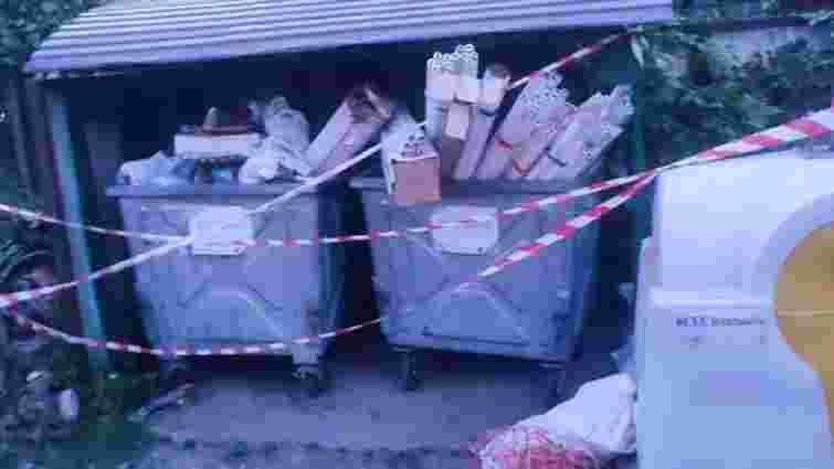 Поліція розшукує львів’ян, які викинули в сміттєвий контейнер майже сотню люмінесцентних ламп