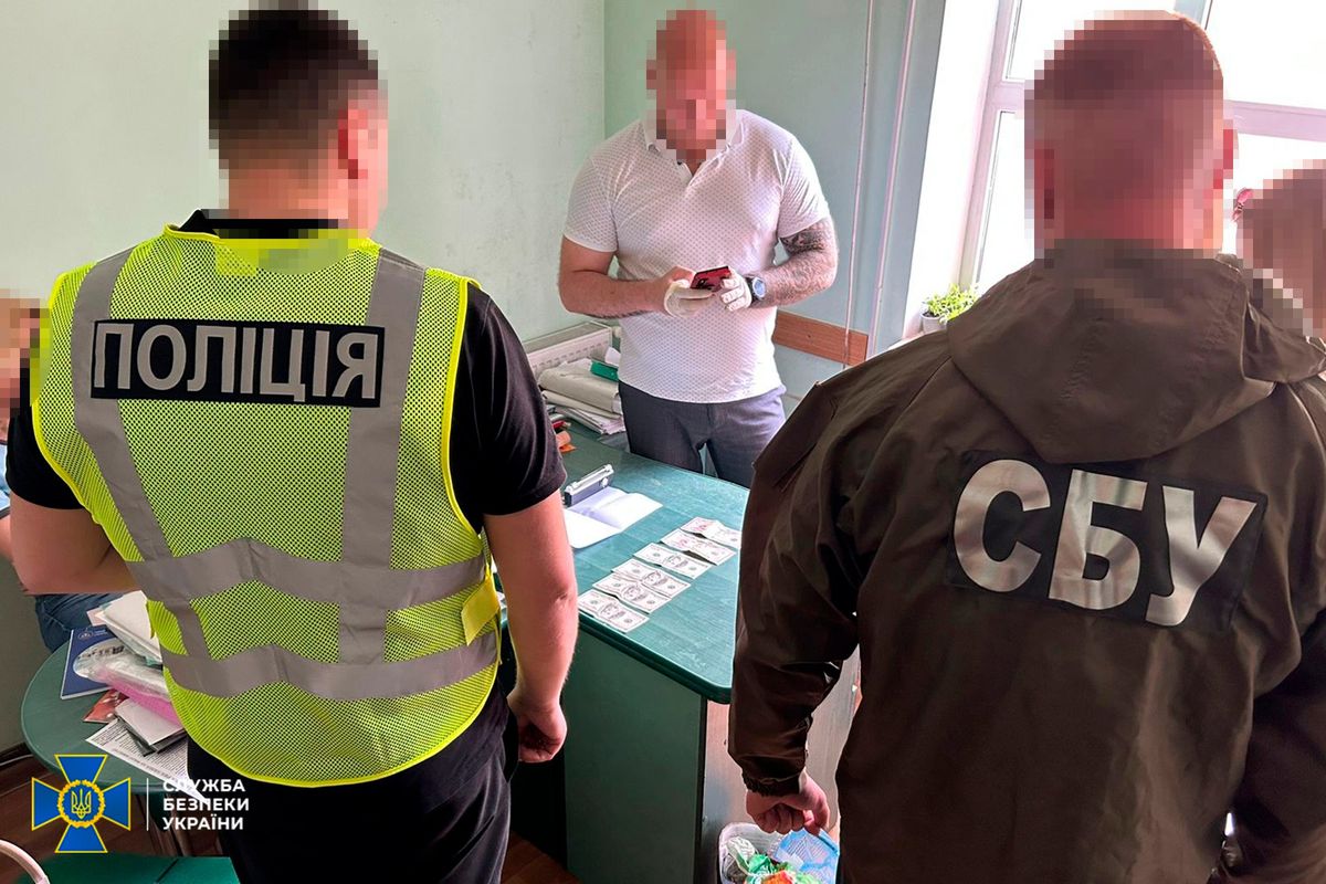Керівництво Чернівецького юридичного коледжу викрили на хабарництві
