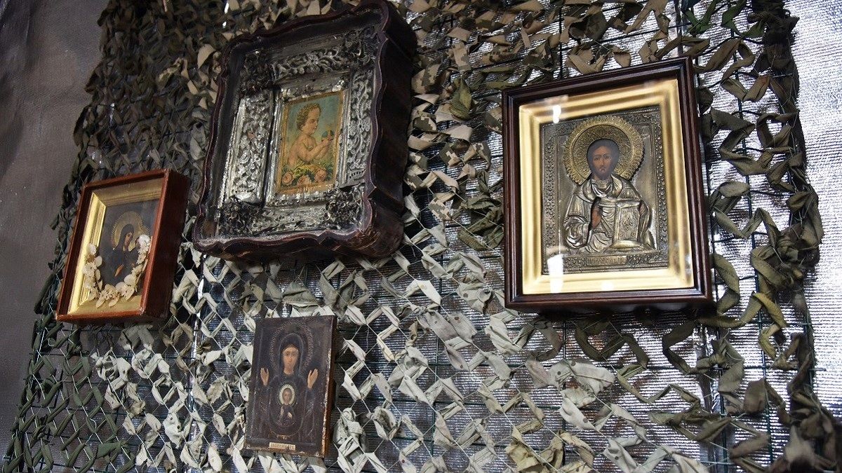 До гарнізонного храму Львова привезли врятовані військовими з Бахмута ікони