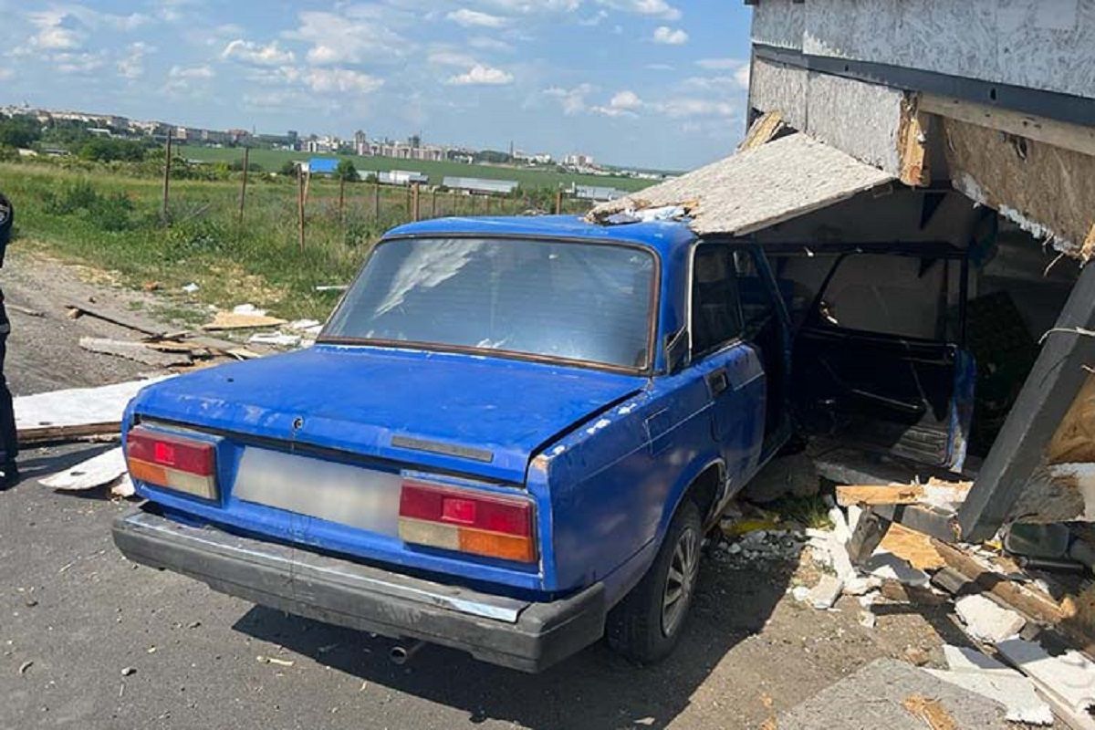 Біля Тернополя водій в стані сильного алкогольного отруєння в'їхав у дерев'яну буду