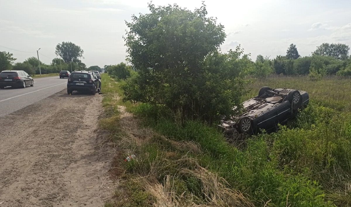 У ДТП під Львовом кілька разів перекинувся легковик, є поранені