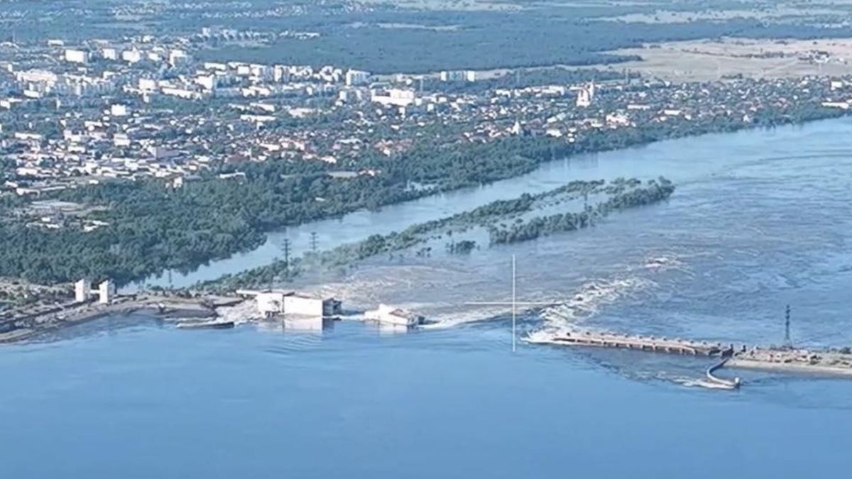 В районі Каховської ГЕС у Дніпро потрапило 460 тонн машинного мастила